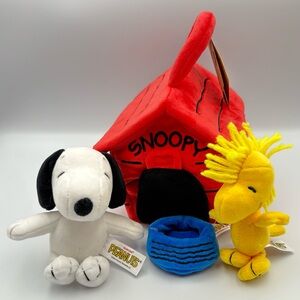 SNOOPY’S DOGHOUSE PLAYSET - Plush Snoopy, Woodstock, Doghouse and Dog Bowl